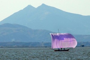 筑波山とパステルカラーの七色帆引き船[1]